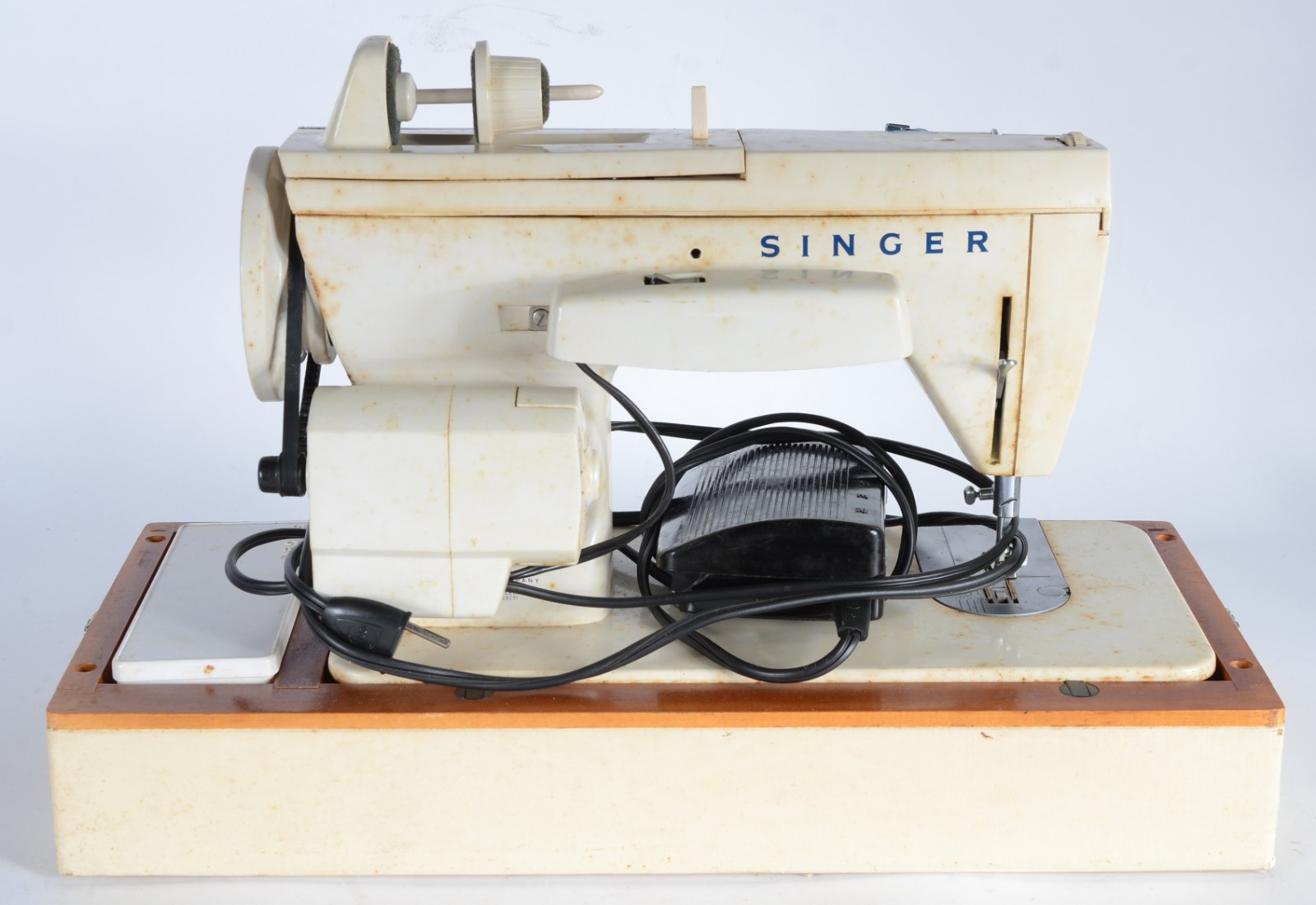 Máquina de costura portátil, marca Singer, bobina mágica. Desgastes. - foto 3 de 8
