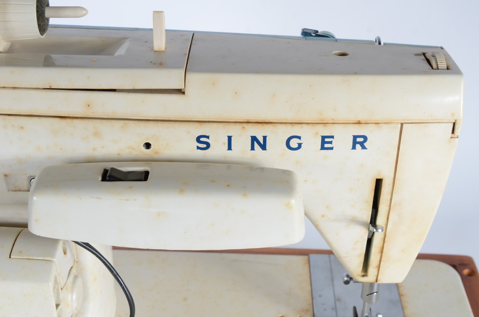 Máquina de costura portátil, marca Singer, bobina mágica. Desgastes. - foto 4 de 8