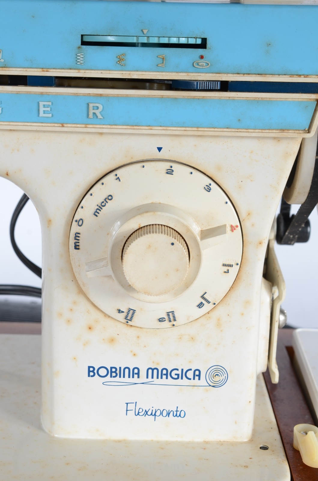 Máquina de costura portátil, marca Singer, bobina mágica. Desgastes. - foto 5 de 8
