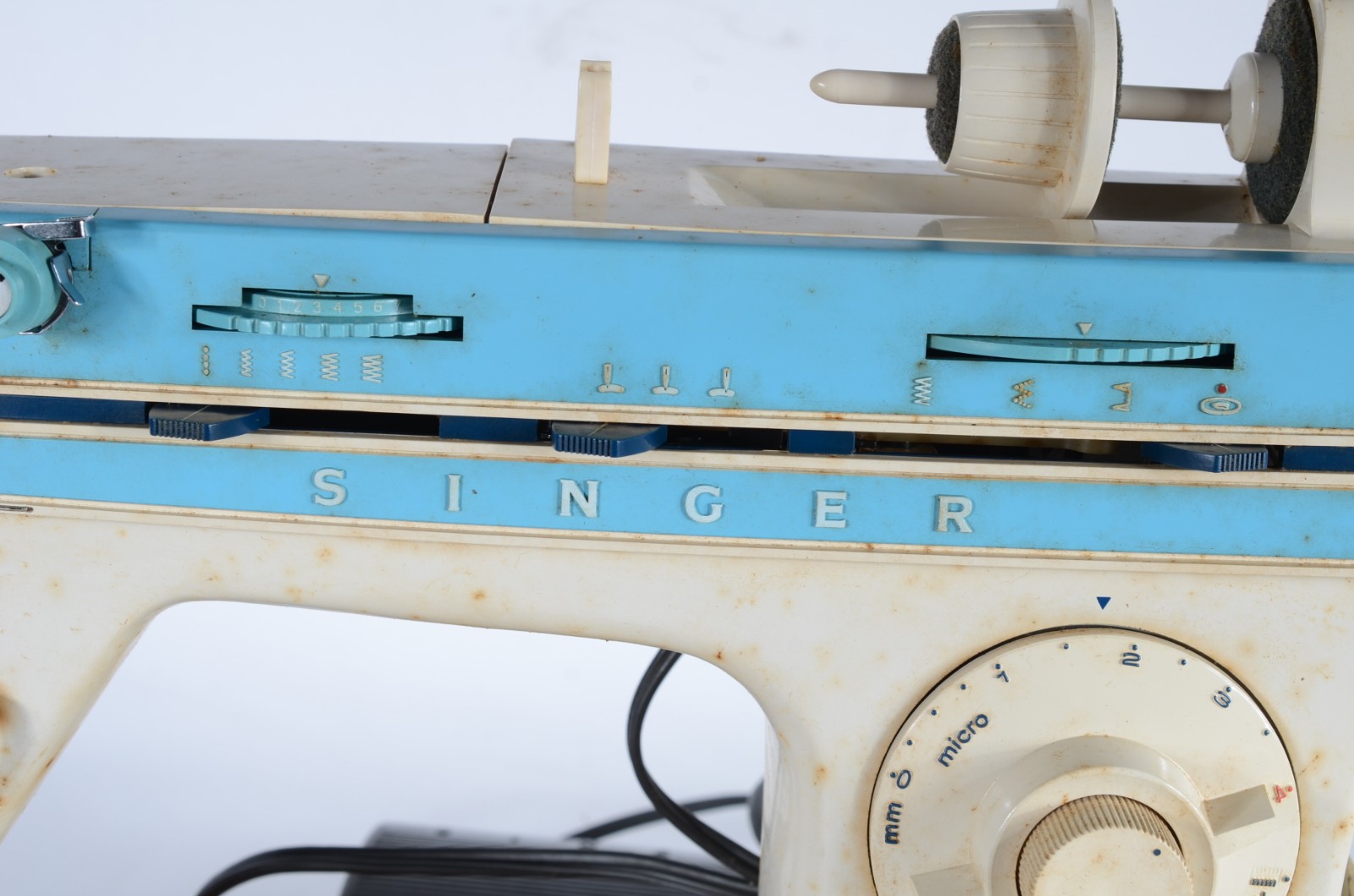 Máquina de costura portátil, marca Singer, bobina mágica. Desgastes. - foto 6 de 8