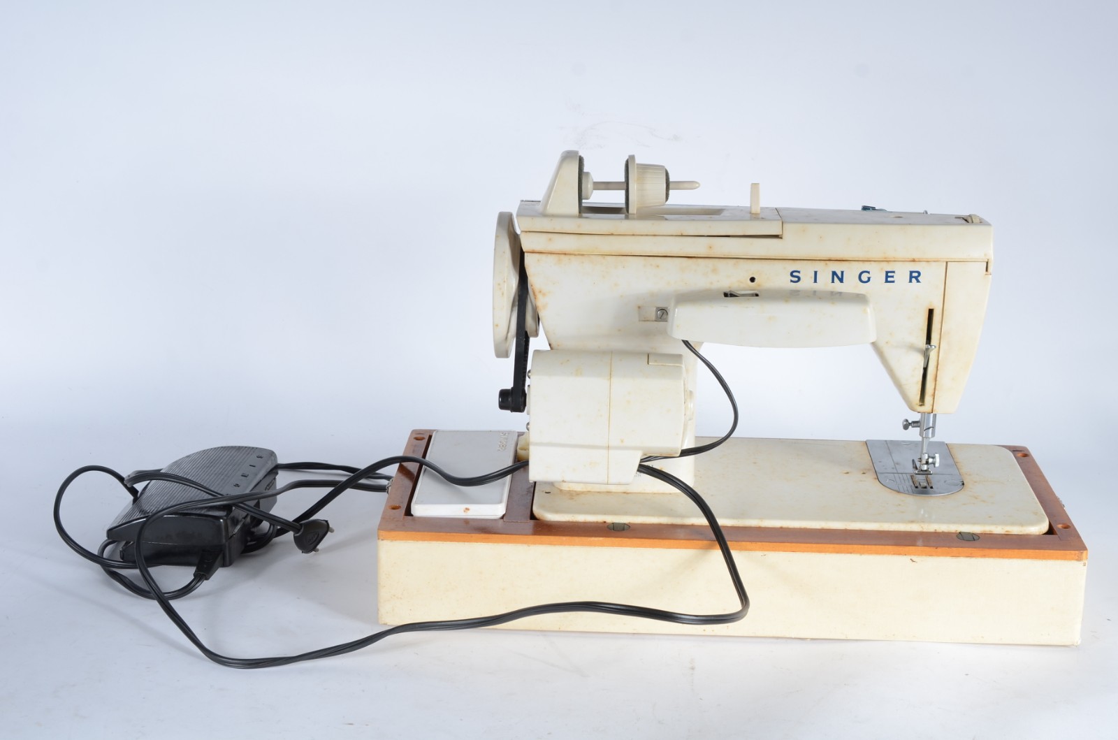 Máquina de costura portátil, marca Singer, bobina mágica. Desgastes. - foto 2 de 8