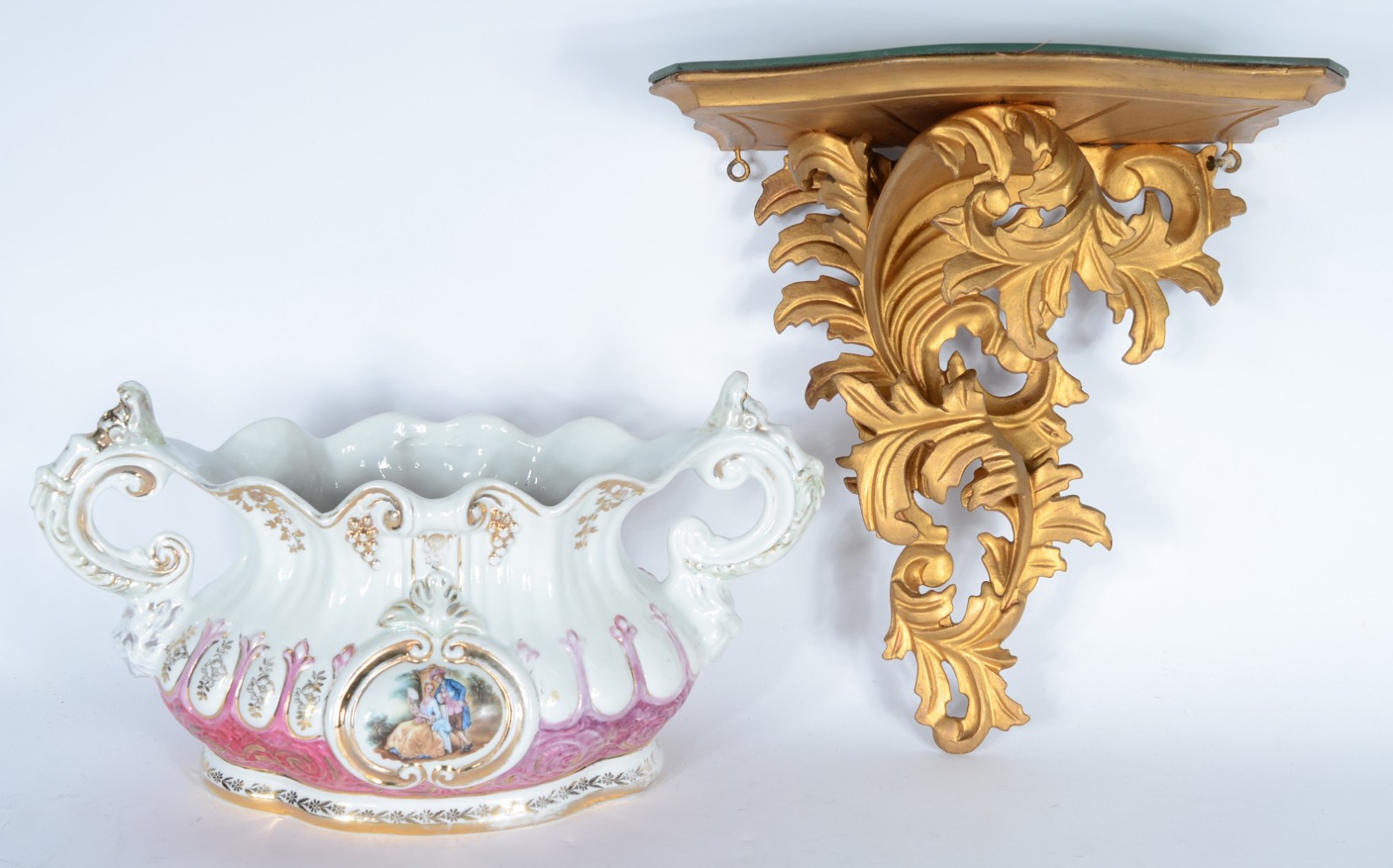 Duas peças, sendo: centro de mesa de porcelana e peanha dourada. - foto 1 de 8