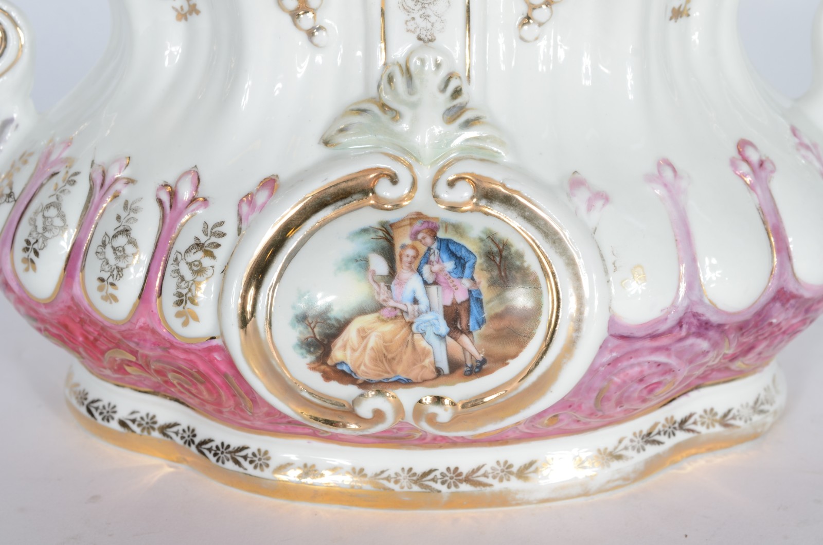 Duas peças, sendo: centro de mesa de porcelana e peanha dourada. - foto 5 de 8