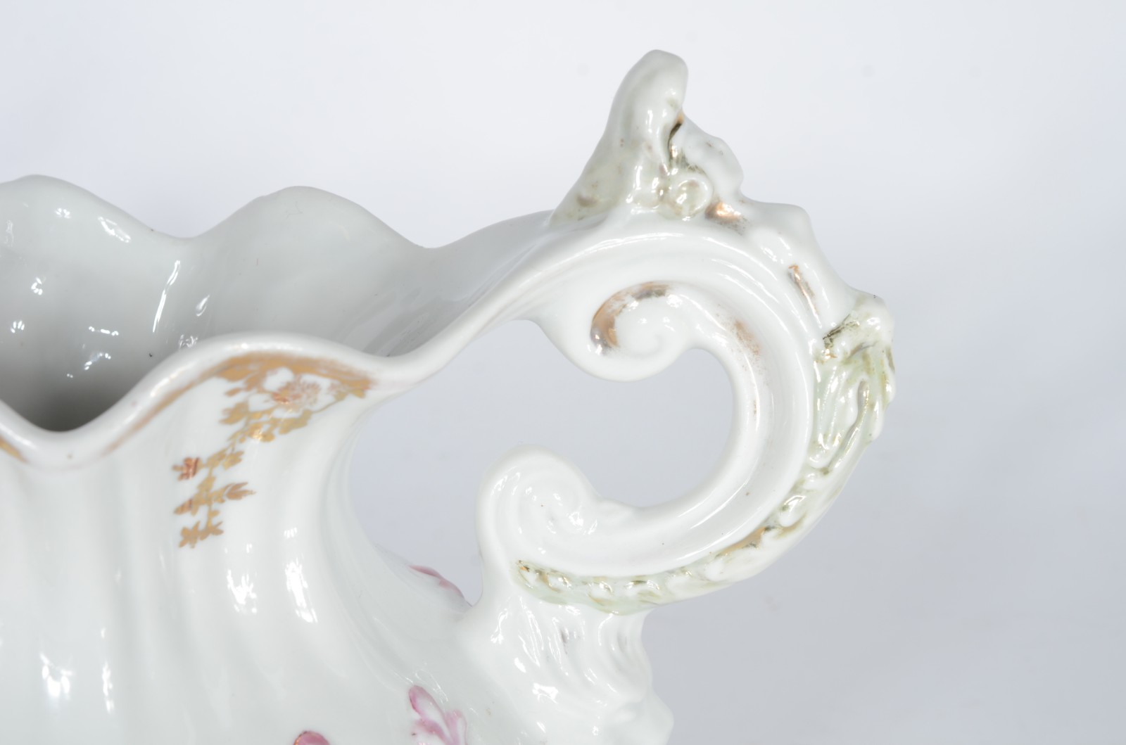 Duas peças, sendo: centro de mesa de porcelana e peanha dourada. - foto 6 de 8