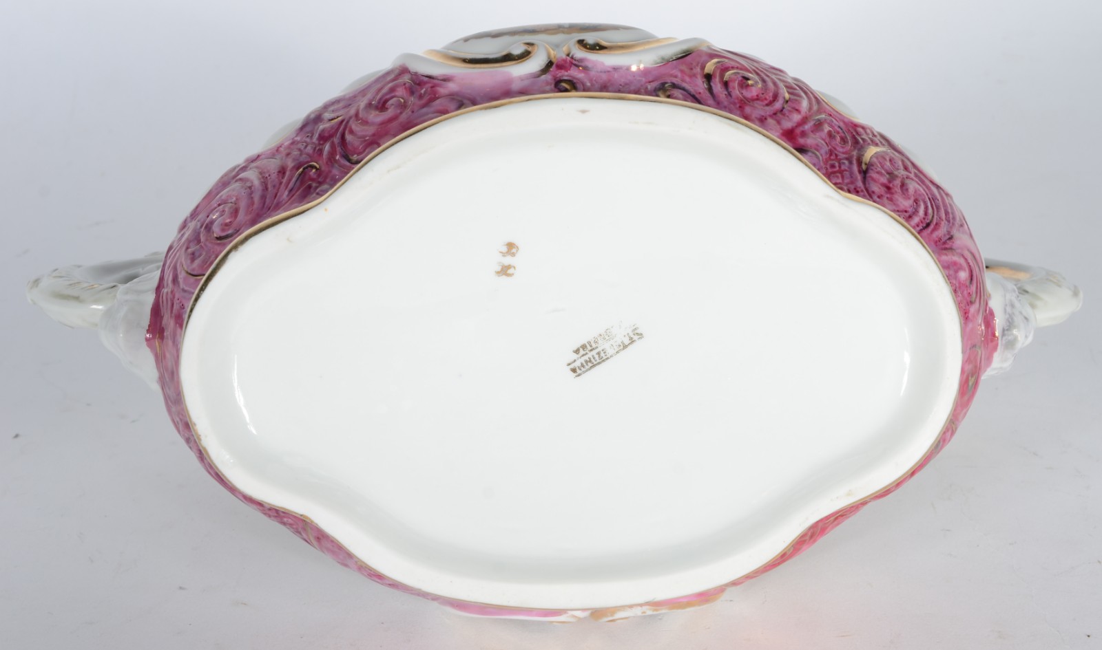 Duas peças, sendo: centro de mesa de porcelana e peanha dourada. - foto 7 de 8