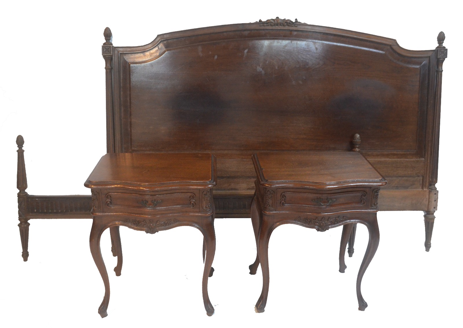 Cama de casal (completa com estrado) e par de mesinhas de cabeceira... - foto 1 de 11