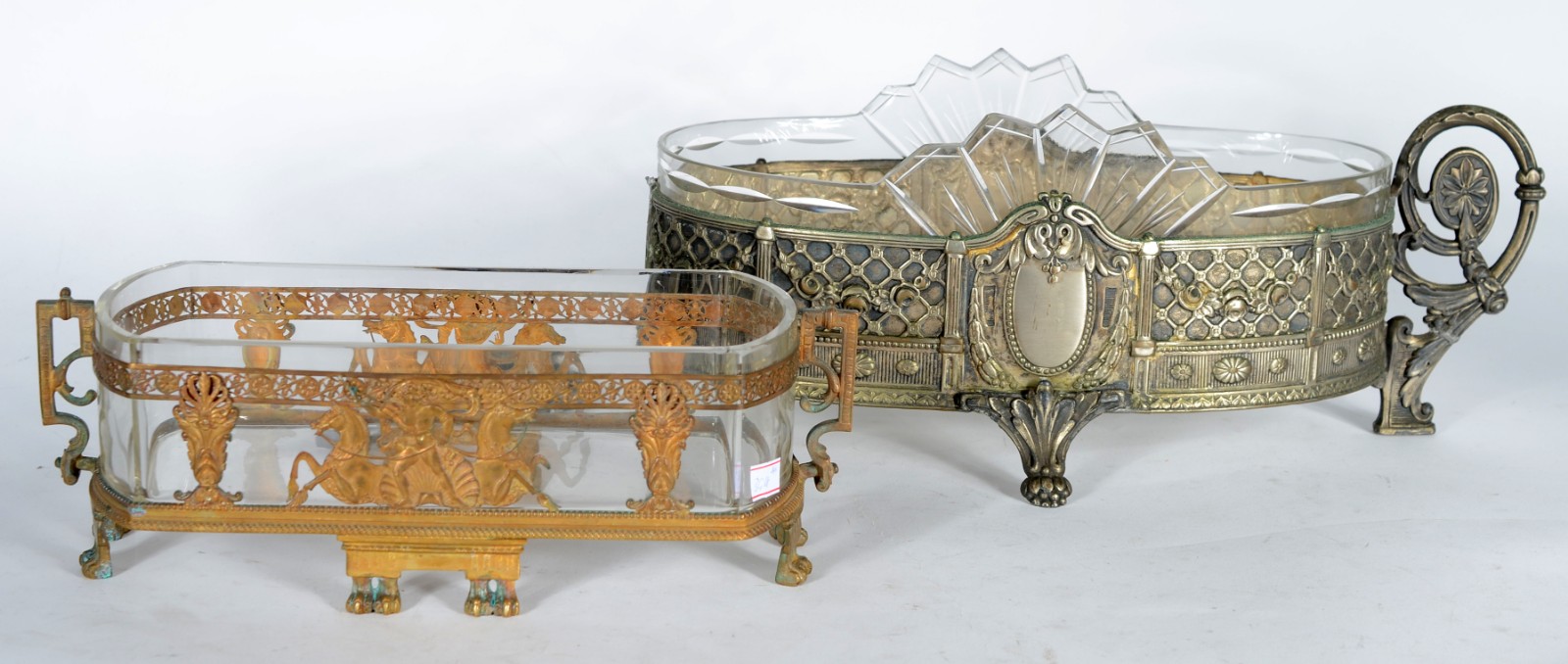 Dois centros de mesa de metal com interior de cristal. Um deles com... - foto 1 de 6