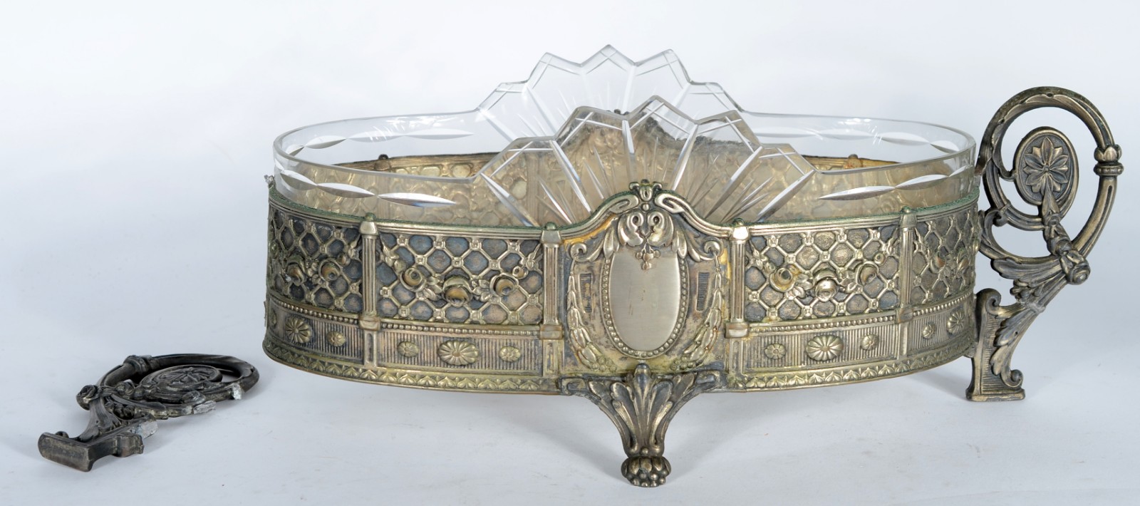 Dois centros de mesa de metal com interior de cristal. Um deles com... - foto 2 de 6