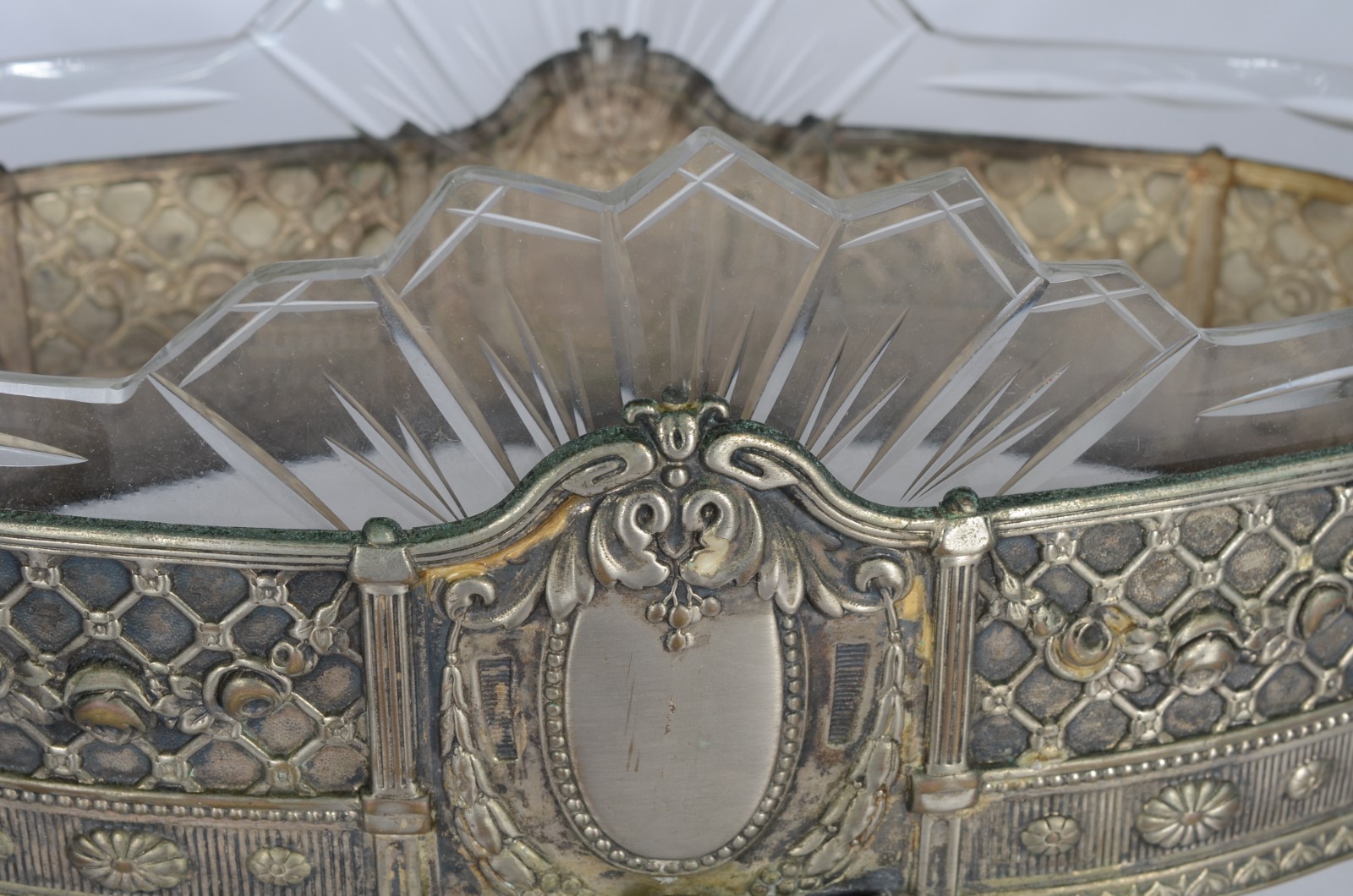 Dois centros de mesa de metal com interior de cristal. Um deles com... - foto 3 de 6
