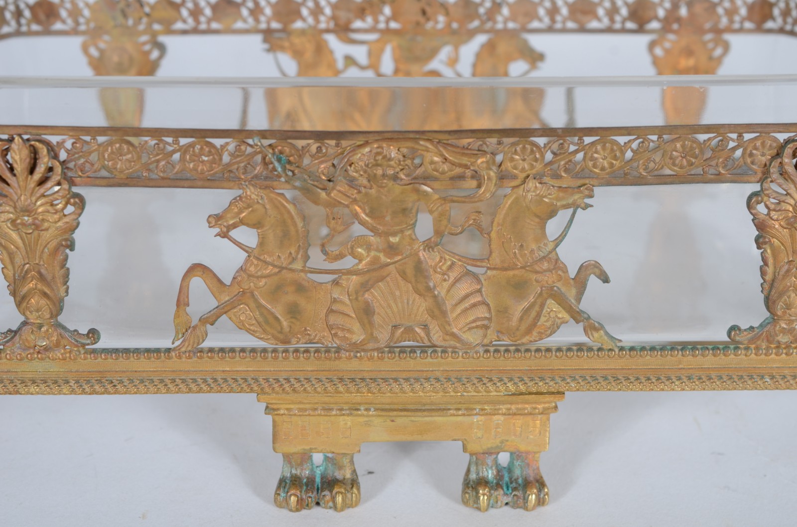 Dois centros de mesa de metal com interior de cristal. Um deles com... - foto 5 de 6