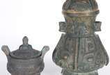 Duas peças de antigo bronze chinês, sendo: poti... - Duas peças de antigo bronze chinês, sendo: potiche e defumador, trabalhos em relevo.
