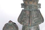 Duas peças de antigo bronze chinês, sendo: poti... - Duas peças de antigo bronze chinês, sendo: potiche e defumador, trabalhos em relevo.