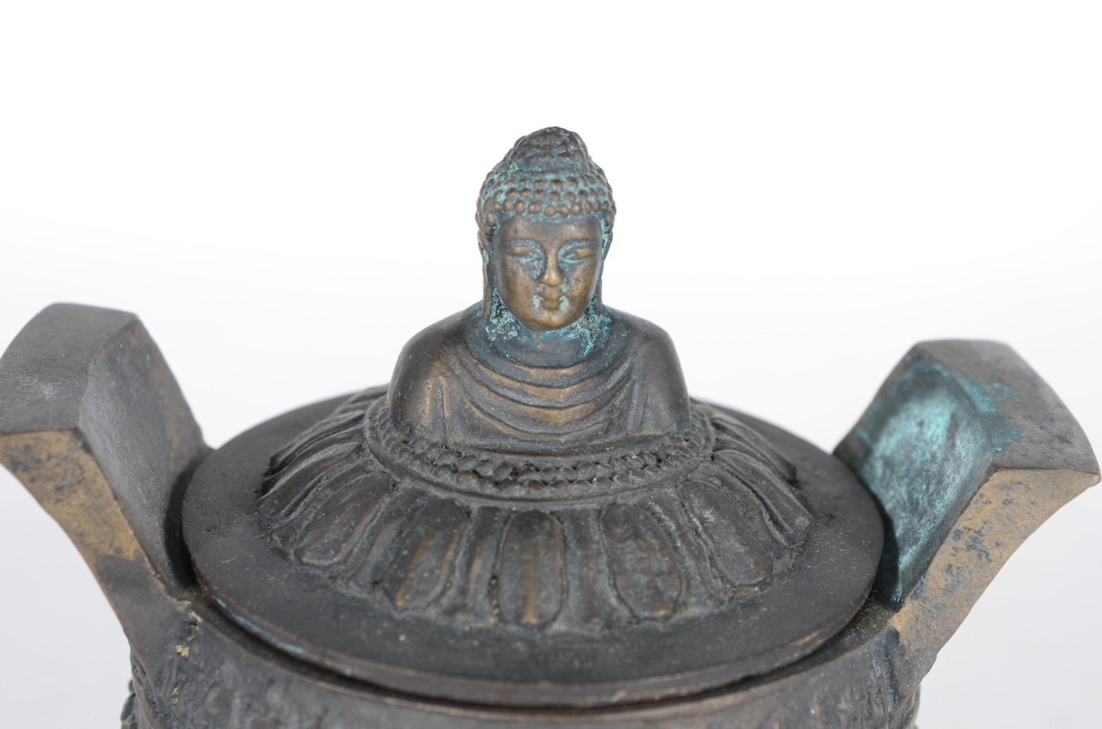 Duas peças de antigo bronze chinês, sendo: potiche e defumador... - foto 6 de 10