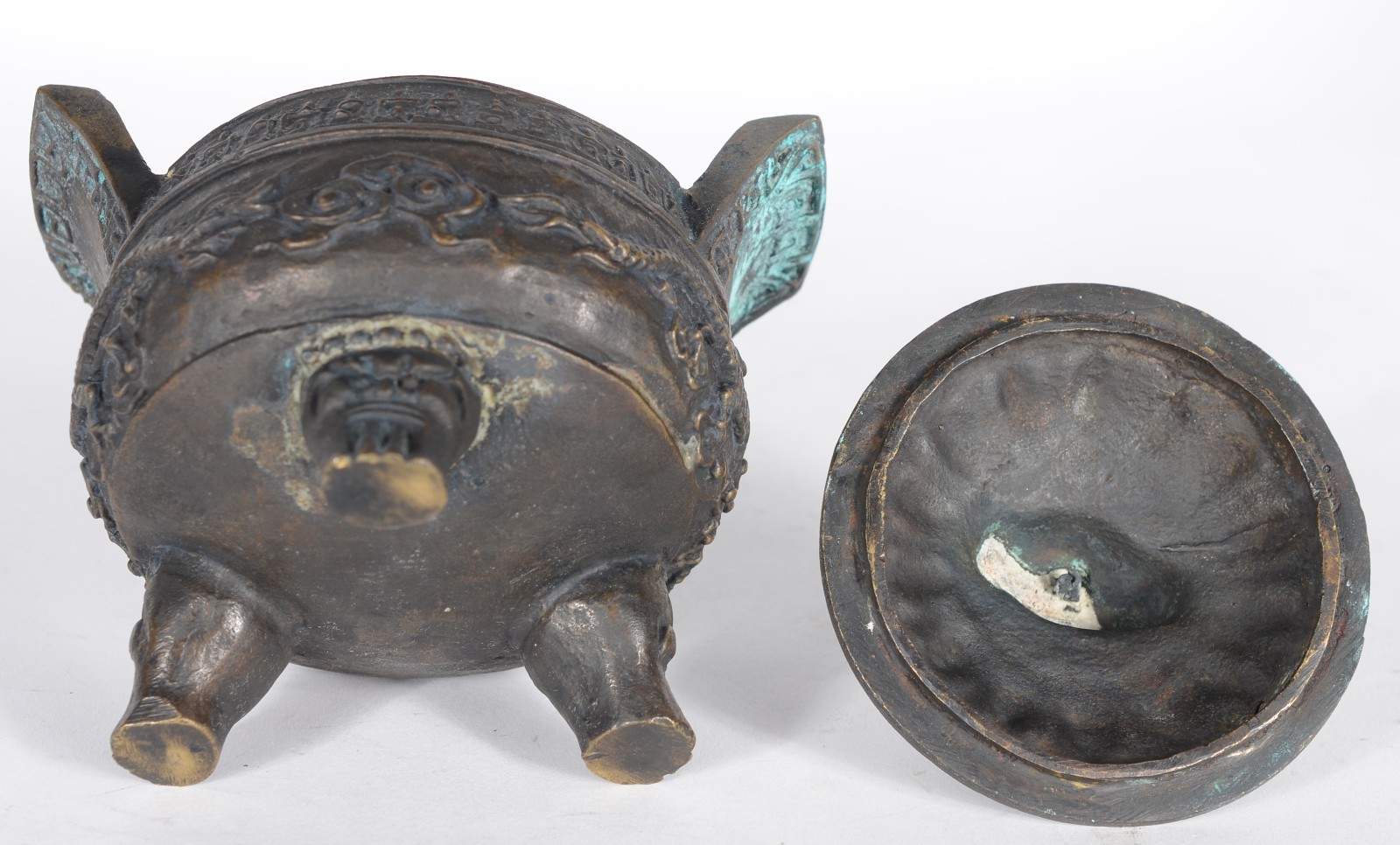 Duas peças de antigo bronze chinês, sendo: potiche e defumador... - foto 8 de 10