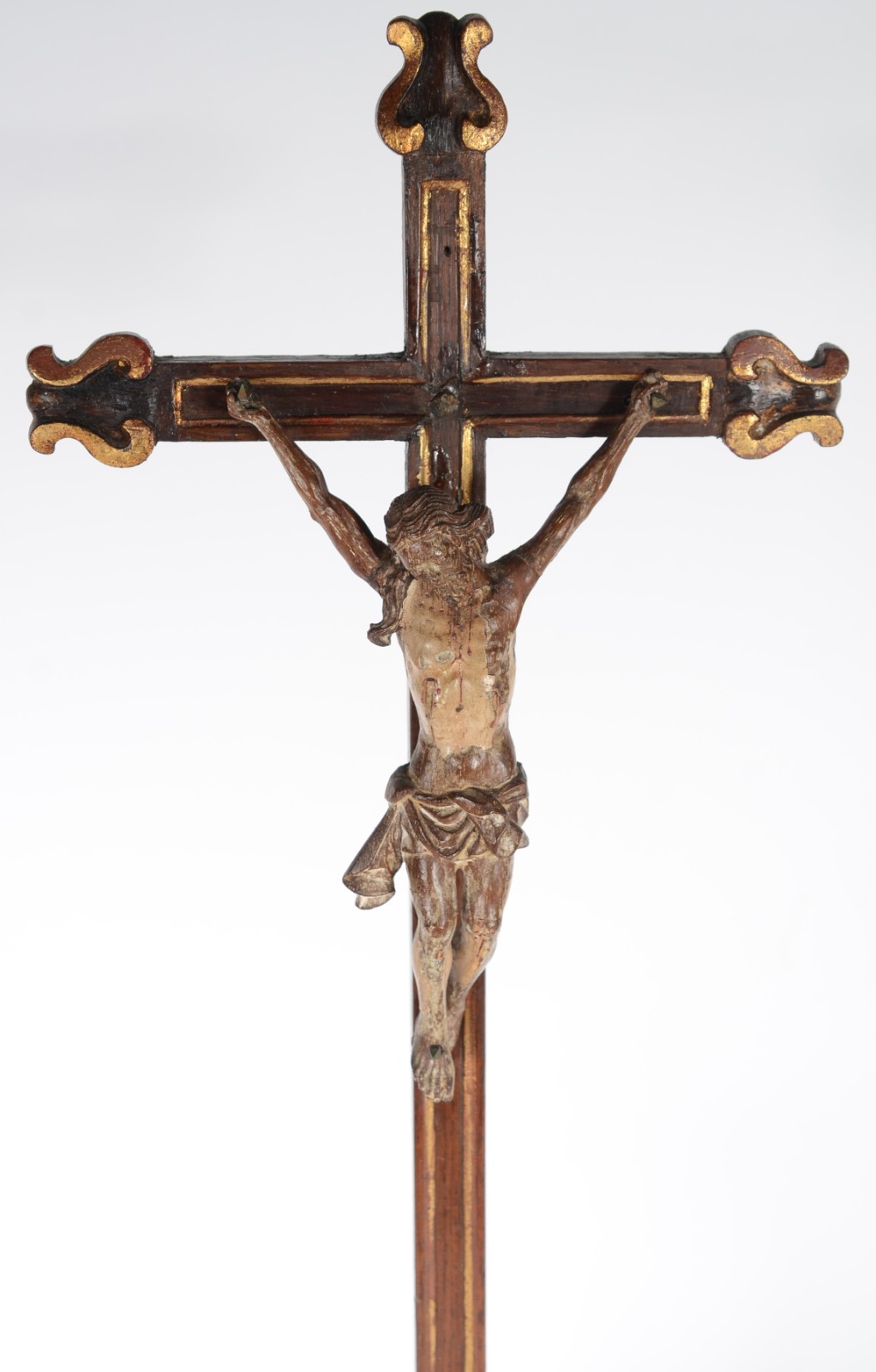 Crucifixo de madeira policromada com figura de Cristo ricamente... - foto 2 de 5