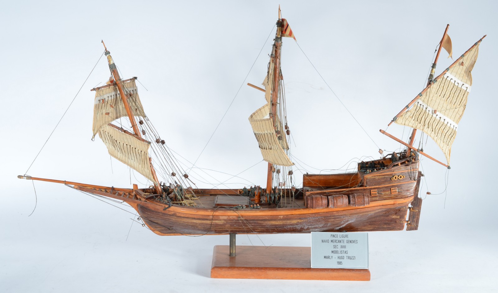 Modelismo - Miniatura de navio em madeira. Desgastes. - foto 3 de 8