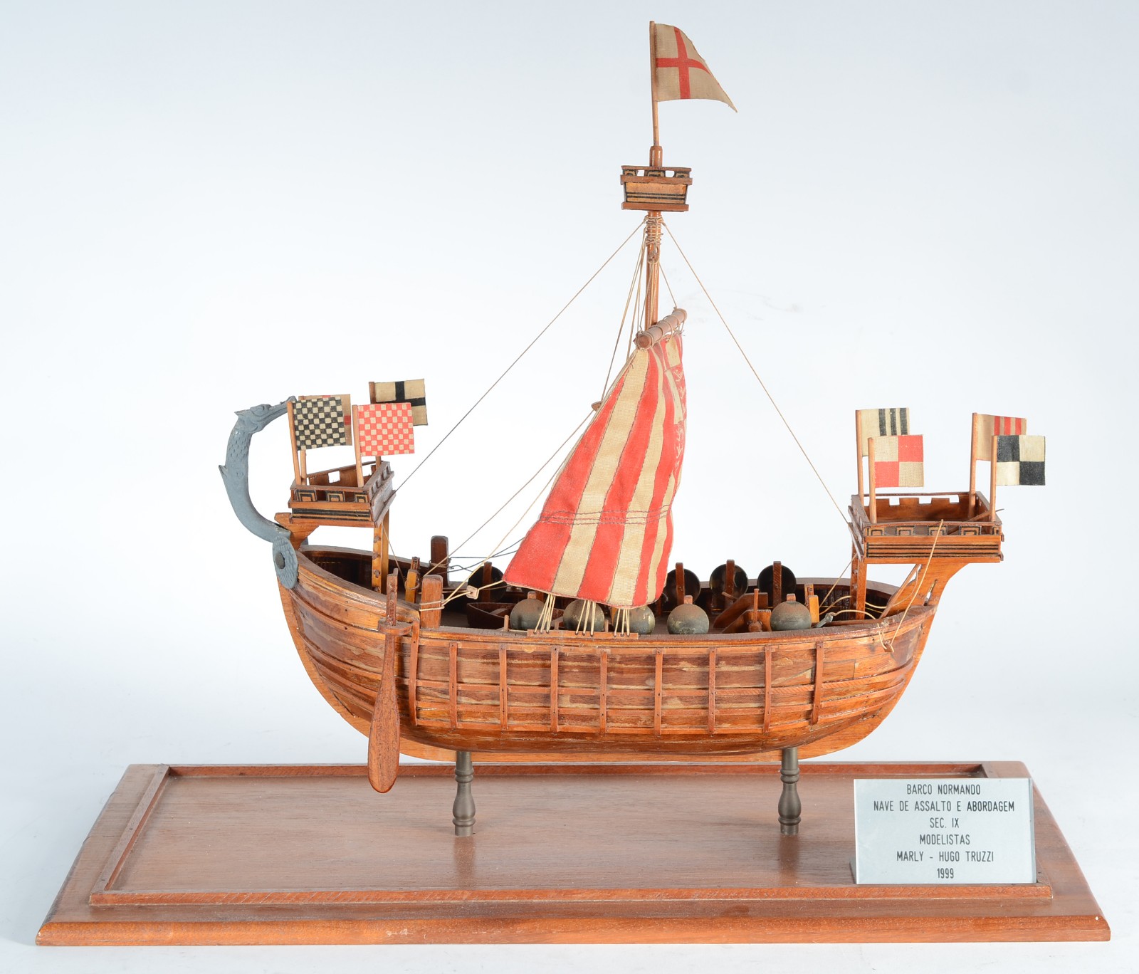 Modelismo - Miniatura de navio em madeira. Desgastes. - foto 1 de 9