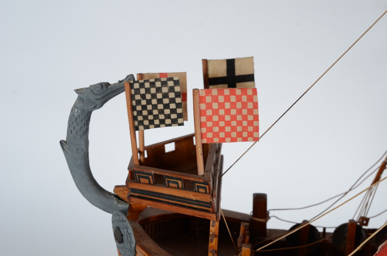 Modelismo - Miniatura de navio em madeira. Desgastes. - foto 6 de 9