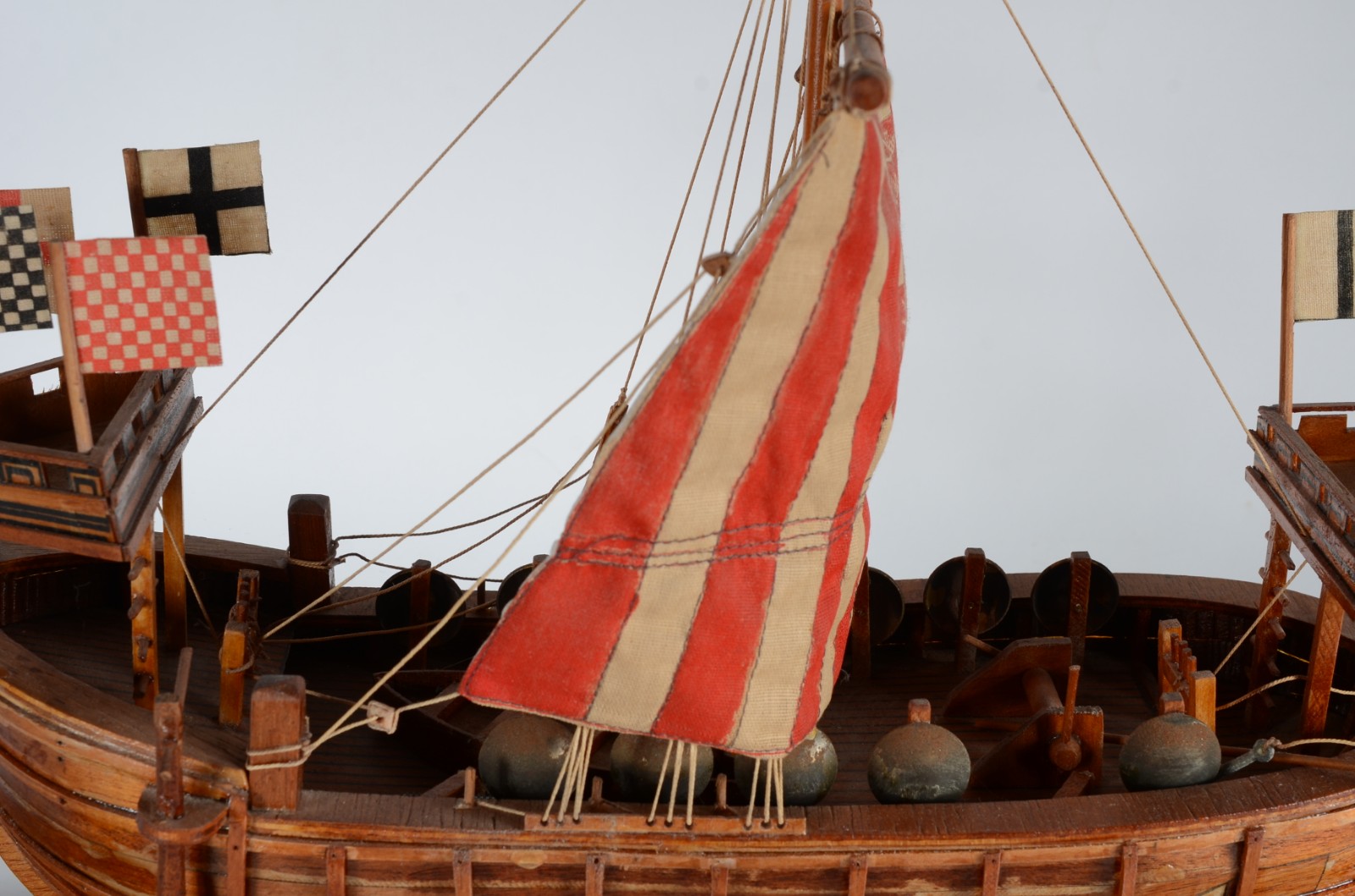 Modelismo - Miniatura de navio em madeira. Desgastes. - foto 7 de 9