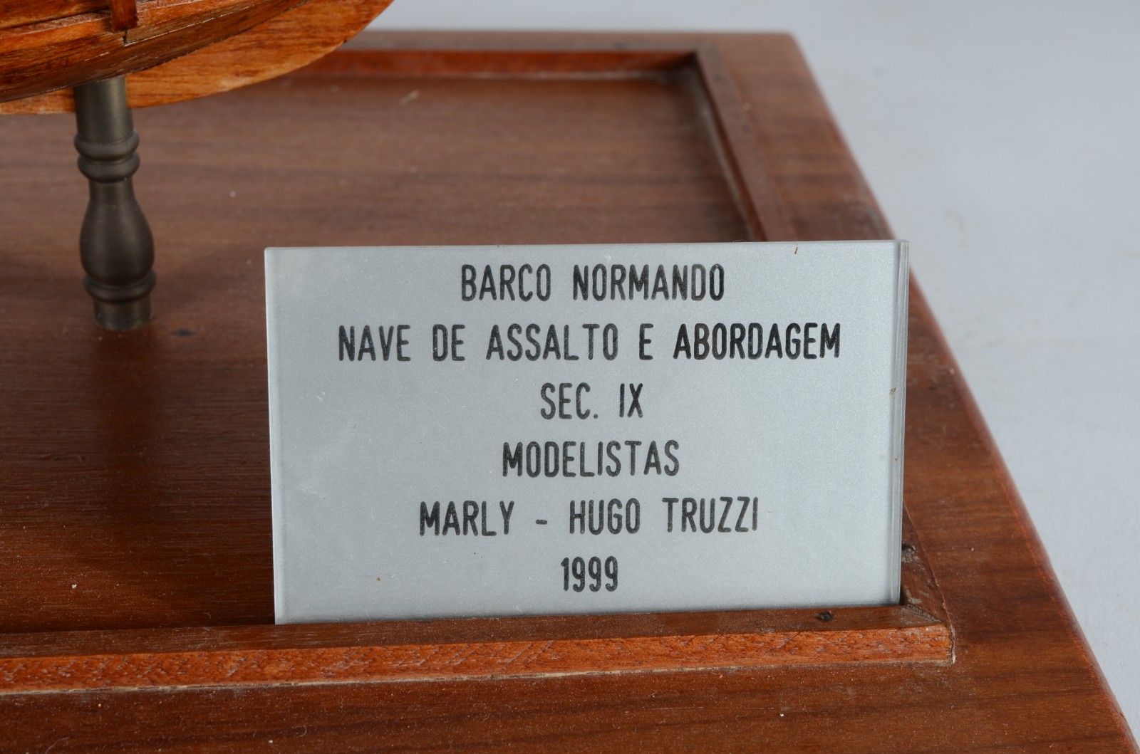 Modelismo - Miniatura de navio em madeira. Desgastes. - foto 9 de 9