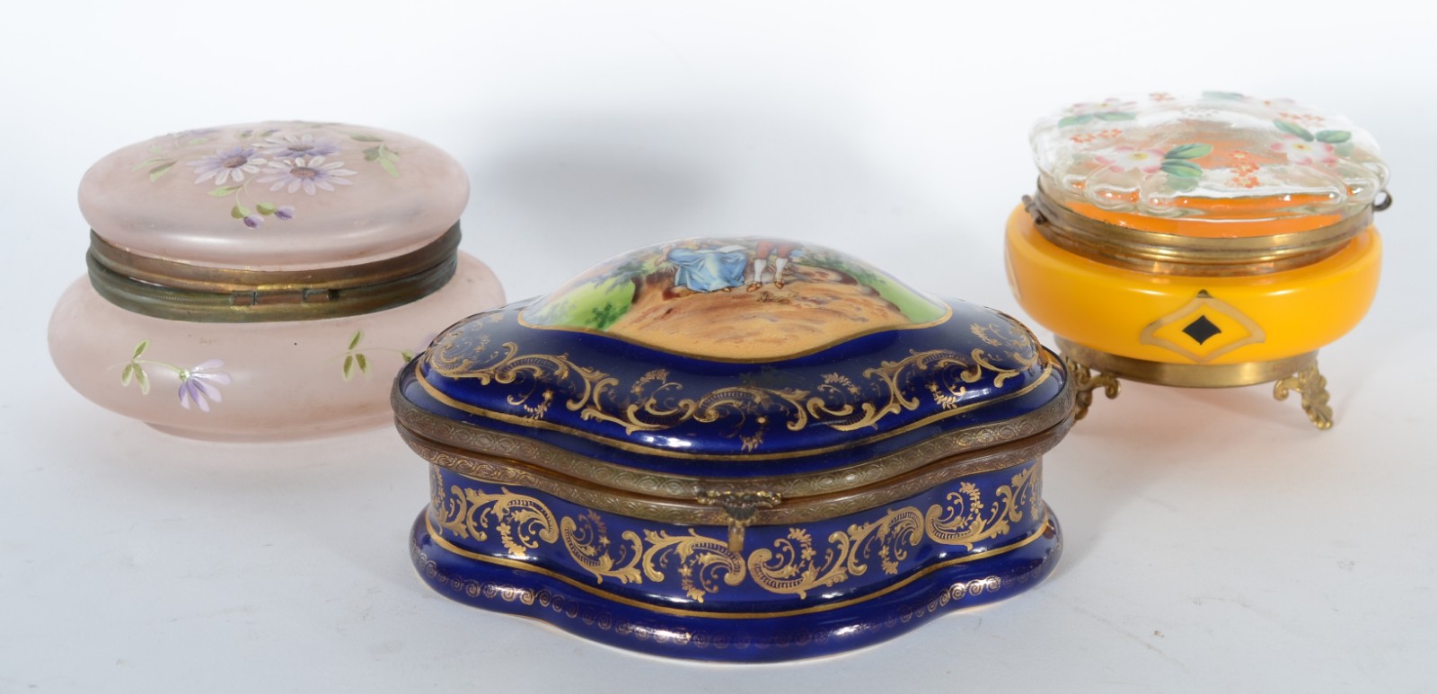 Três caixas porta jóias diversas, sendo: uma de porcelana tcheca com... - foto 1 de 10