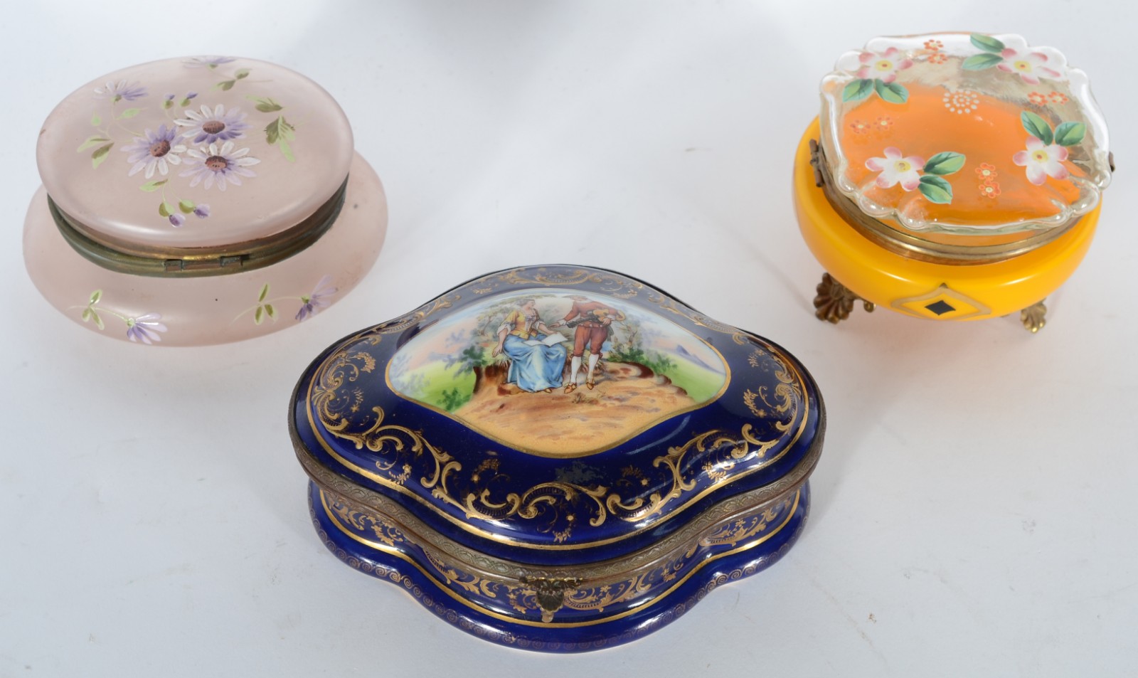 Três caixas porta jóias diversas, sendo: uma de porcelana tcheca com... - foto 2 de 10