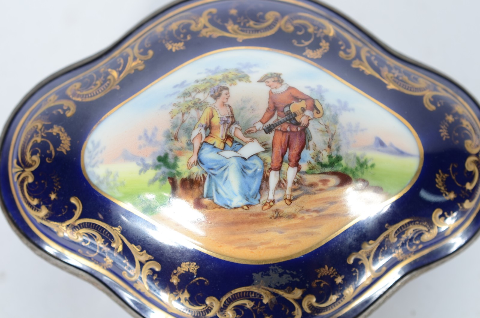 Três caixas porta jóias diversas, sendo: uma de porcelana tcheca com... - foto 3 de 10