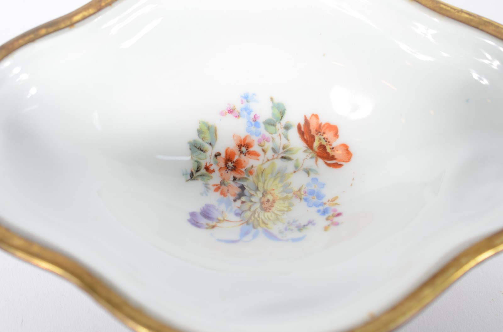 Três caixas porta jóias diversas, sendo: uma de porcelana tcheca com... - foto 4 de 10
