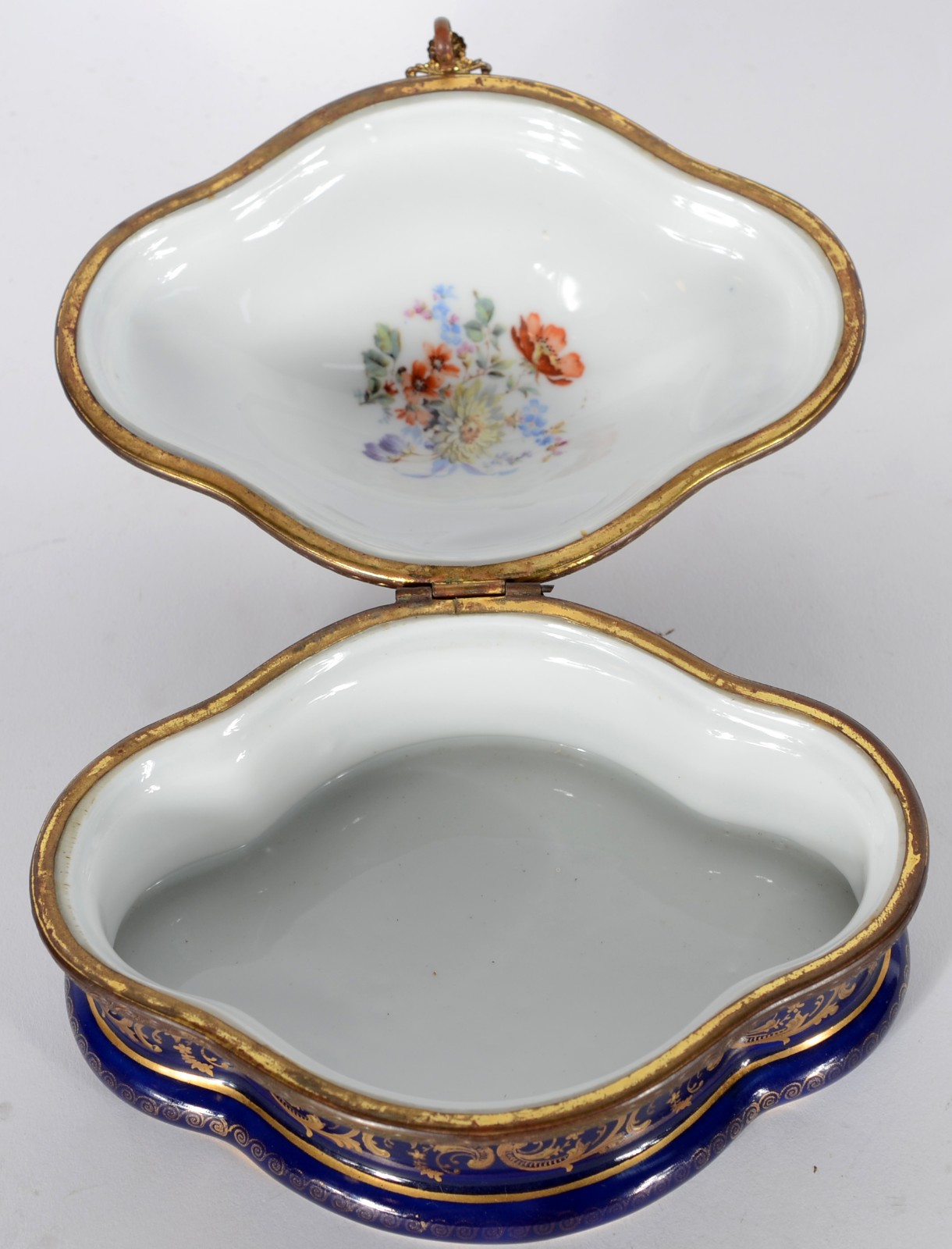 Três caixas porta jóias diversas, sendo: uma de porcelana tcheca com... - foto 5 de 10