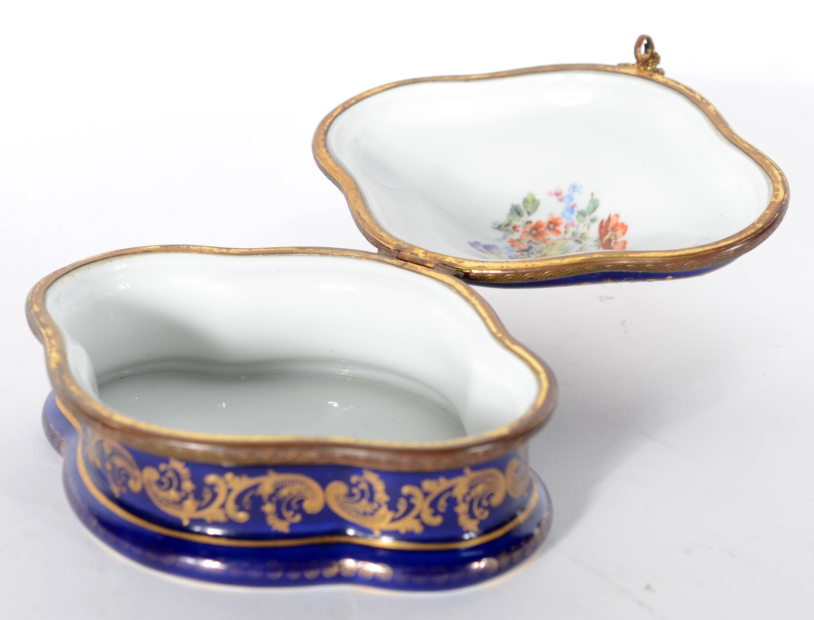 Três caixas porta jóias diversas, sendo: uma de porcelana tcheca com... - foto 6 de 10