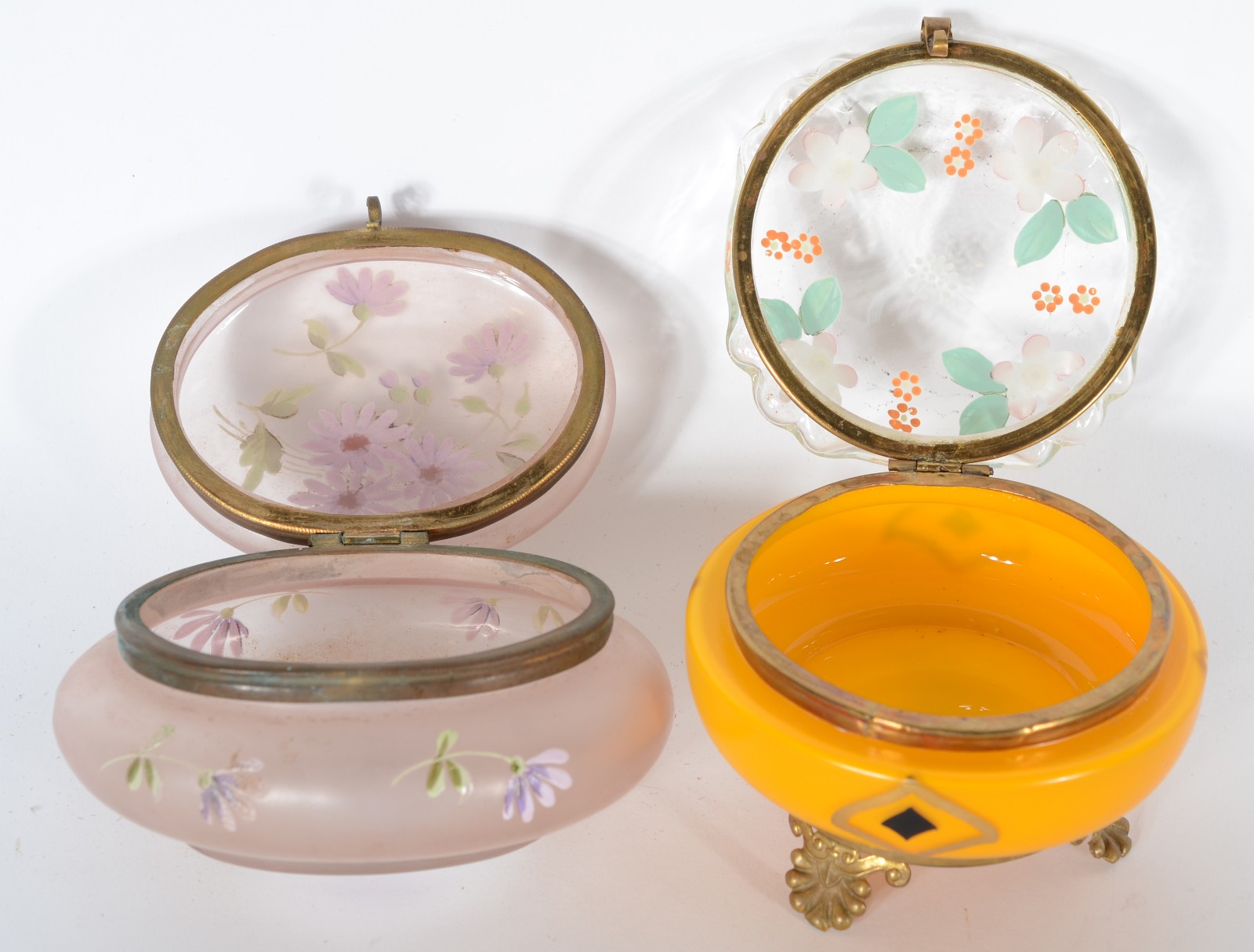 Três caixas porta jóias diversas, sendo: uma de porcelana tcheca com... - foto 7 de 10