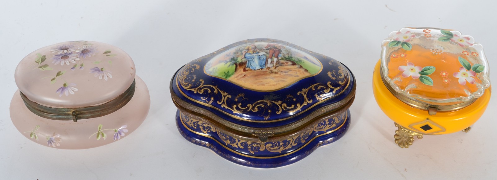 Três caixas porta jóias diversas, sendo: uma de porcelana tcheca com... - foto 9 de 10