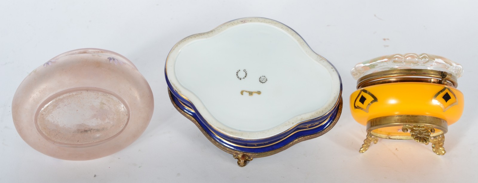 Três caixas porta jóias diversas, sendo: uma de porcelana tcheca com... - foto 10 de 10