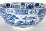 Grande bowl de porcelana chinesa decorada com p... - Grande bowl de porcelana chinesa decorada com pagodes e guirlandas em azul e branco.