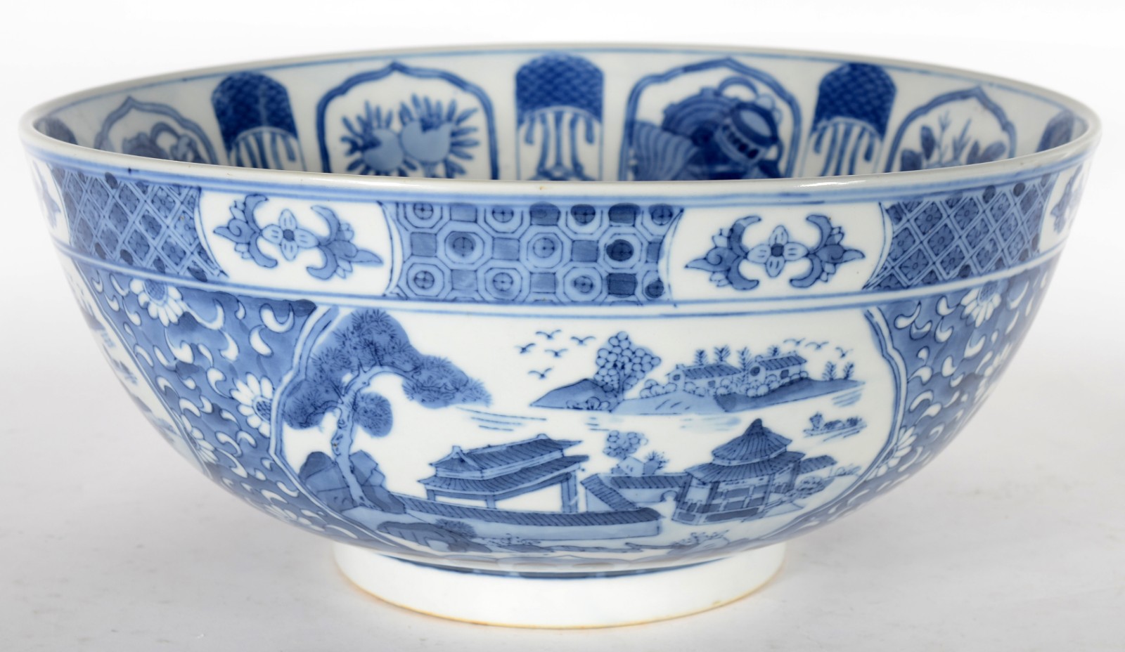 Grande bowl de porcelana chinesa decorada com pagodes e guirlandas em... - foto 1 de 5
