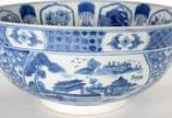Grande bowl de porcelana chinesa decorada com p... - Grande bowl de porcelana chinesa decorada com pagodes e guirlandas em azul e branco.