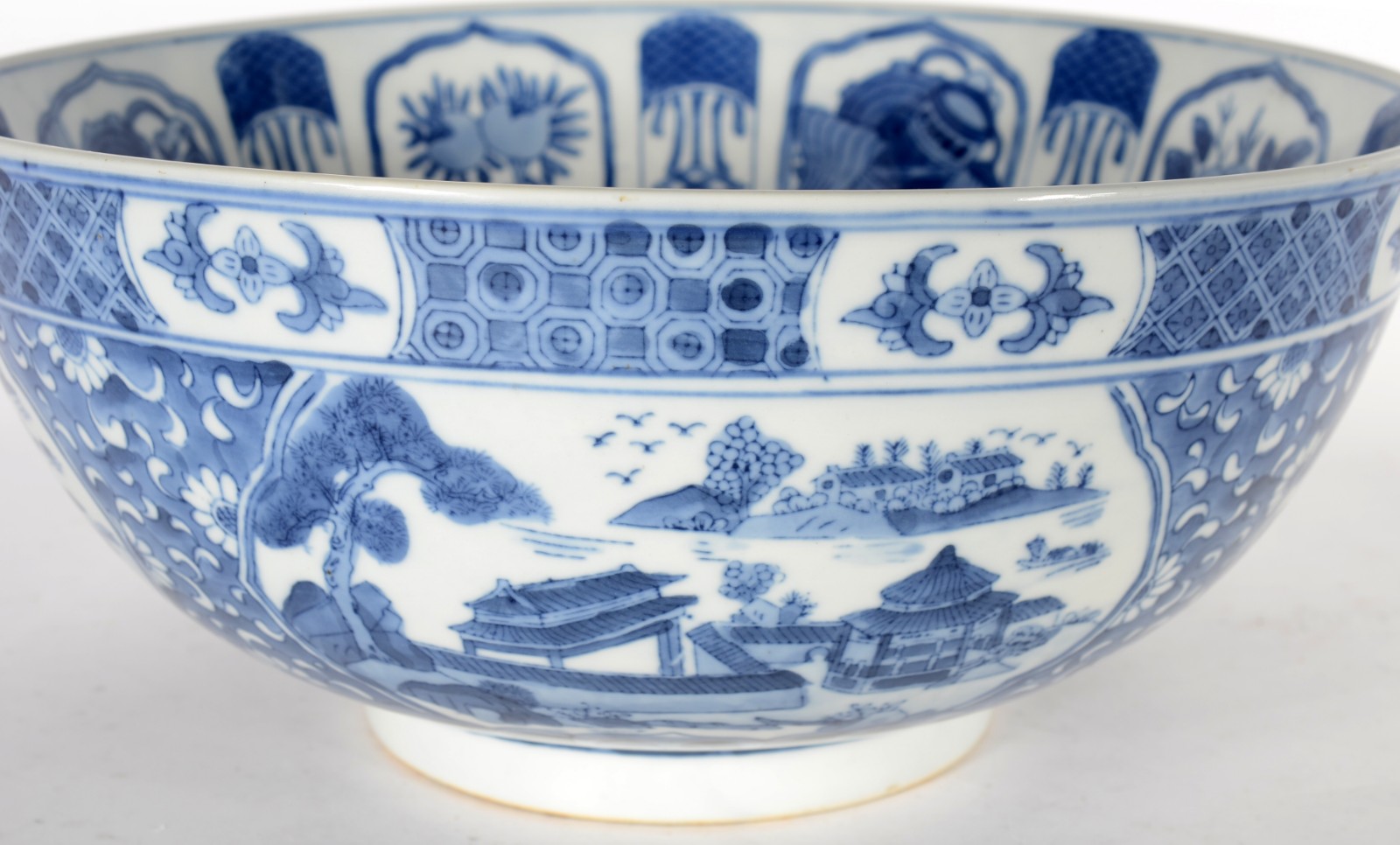 Grande bowl de porcelana chinesa decorada com pagodes e guirlandas em... - foto 2 de 5