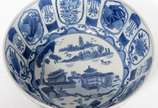 Grande bowl de porcelana chinesa decorada com p... - Grande bowl de porcelana chinesa decorada com pagodes e guirlandas em azul e branco.