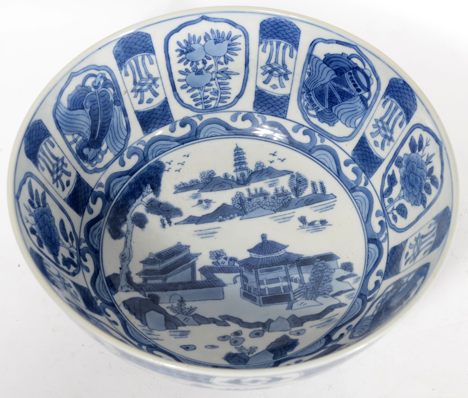 Grande bowl de porcelana chinesa decorada com pagodes e guirlandas em... - foto 3 de 5