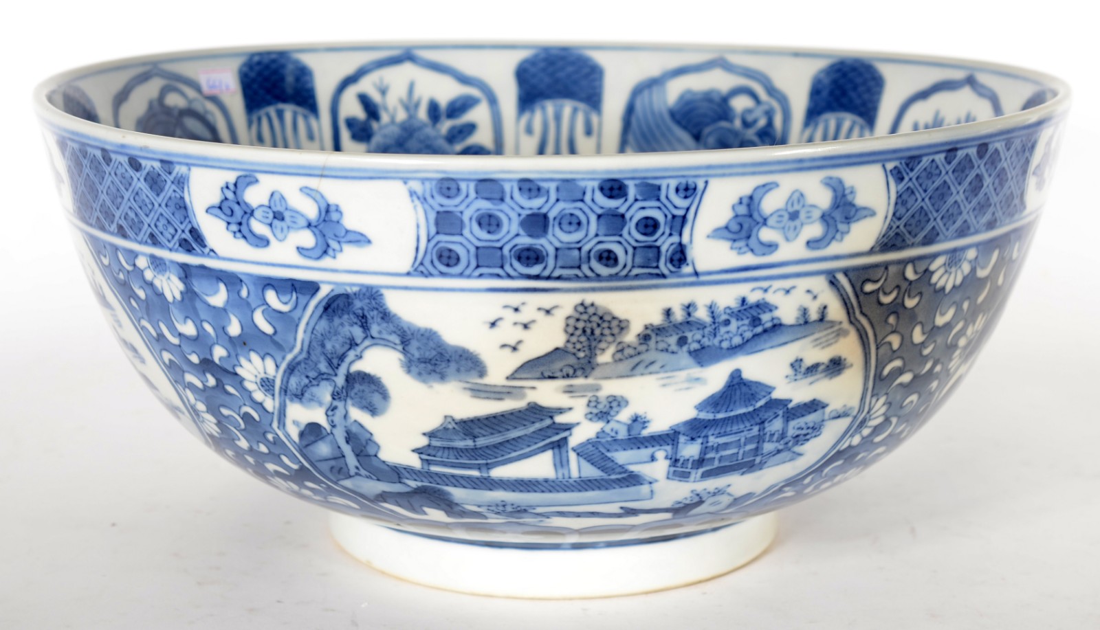 Grande bowl de porcelana chinesa decorada com pagodes e guirlandas em... - foto 4 de 5