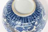 Grande bowl de porcelana chinesa decorada com p... - Grande bowl de porcelana chinesa decorada com pagodes e guirlandas em azul e branco.