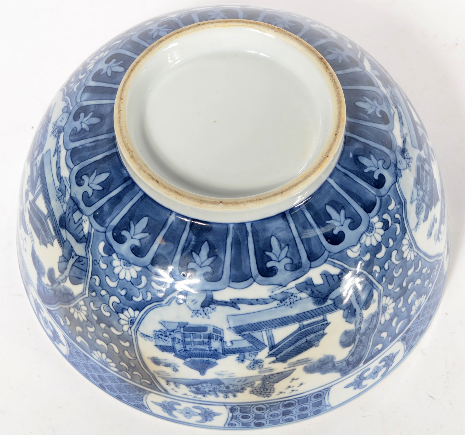 Grande bowl de porcelana chinesa decorada com pagodes e guirlandas em... - foto 5 de 5