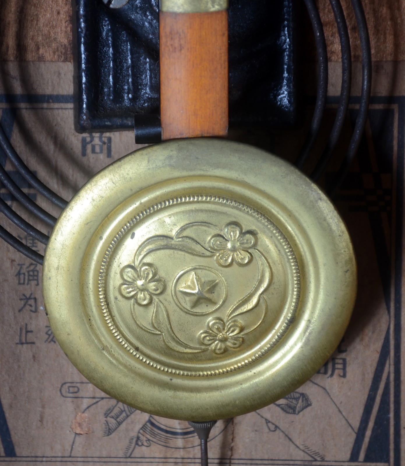 Relógio de parede com caixa de madeira. Inscrições em chinês... - foto 3 de 10