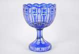 Belíssima fruteira de cristal europeu doublé az... - Belíssima fruteira de cristal europeu doublé azul ricamente lapidado, borda em gomos, base alta de encaixe.