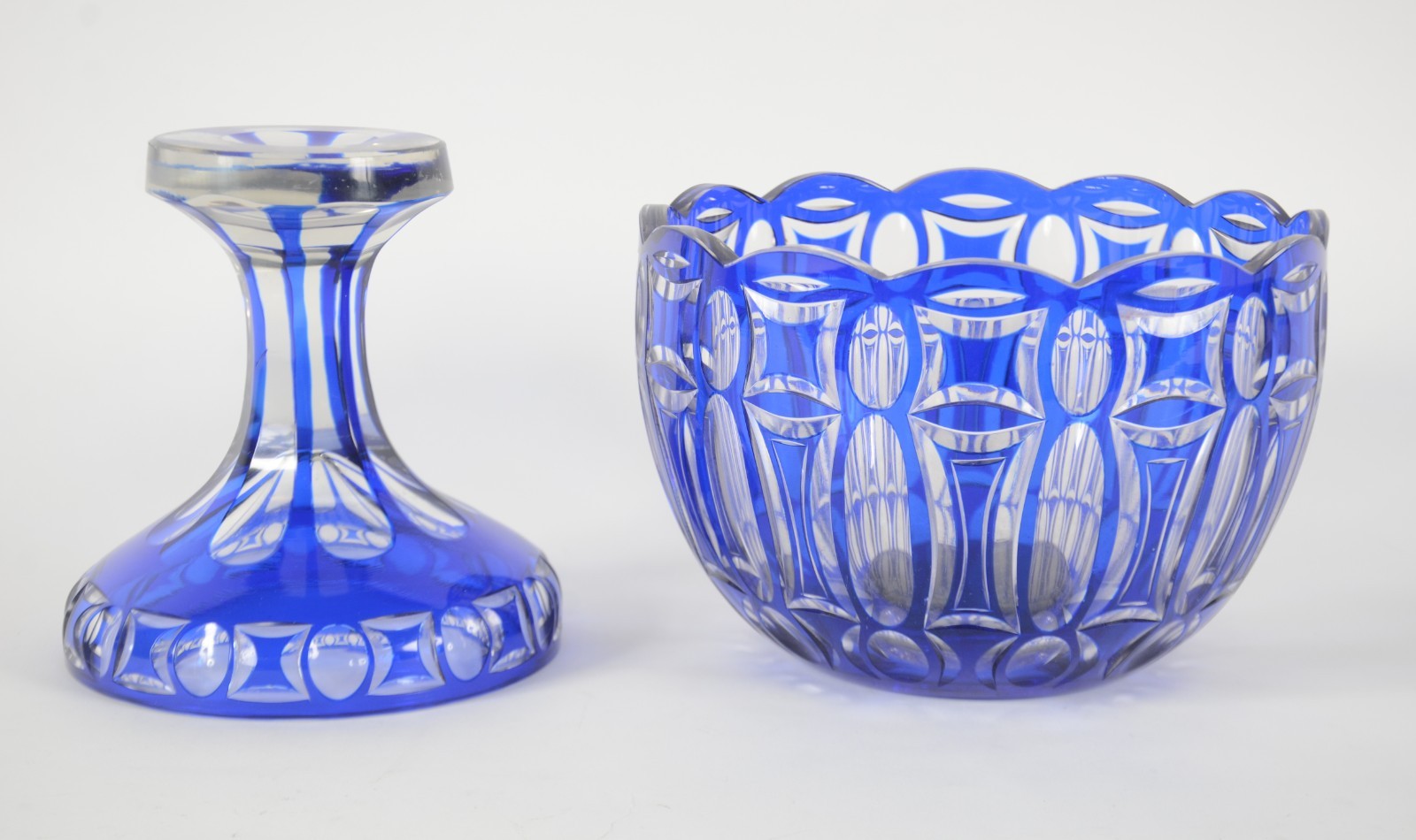 Belíssima fruteira de cristal europeu doublé azul ricamente lapidado... - foto 2 de 5
