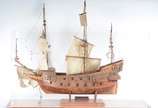 Miniatura de navio em madeira, caixa de acrílic... - Miniatura de navio em madeira, caixa de acrílico. Desgastes.