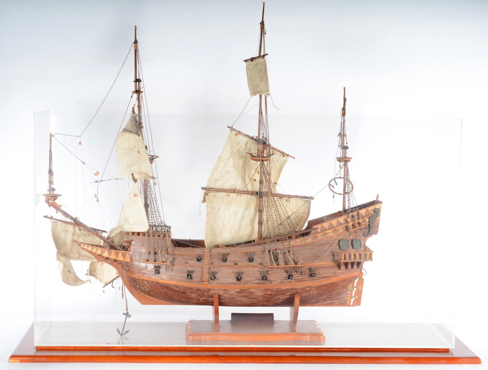 Miniatura de navio em madeira, caixa de acrílico. Desgastes. - foto 1 de 11