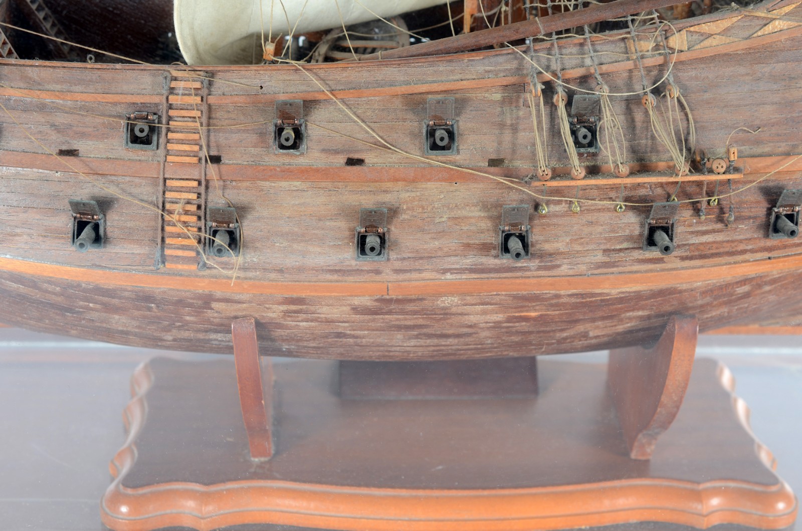 Miniatura de navio em madeira, caixa de acrílico. Desgastes. - foto 3 de 11