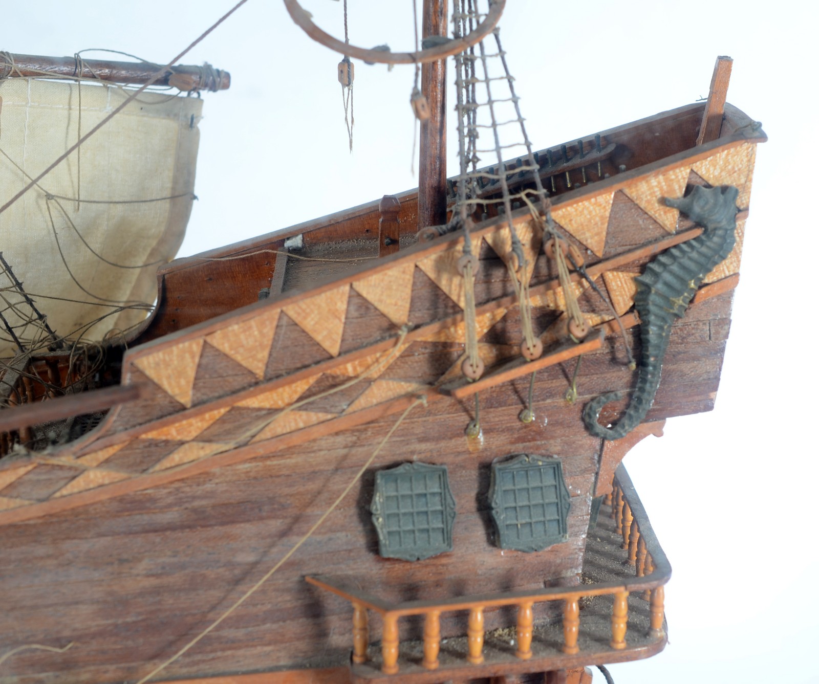Miniatura de navio em madeira, caixa de acrílico. Desgastes. - foto 4 de 11