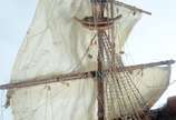 Miniatura de navio em madeira, caixa de acrílic... - Miniatura de navio em madeira, caixa de acrílico. Desgastes.